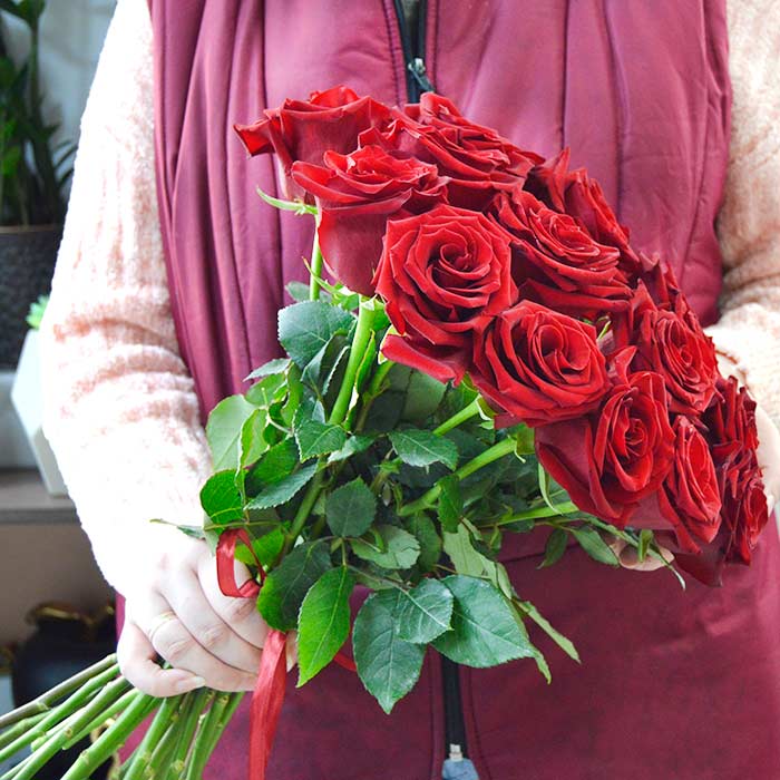 Букет из 19 красных роз